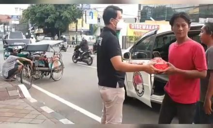 Jajaran Sat Resnarkoba Polres Metro Tangerang Kota Membagikan Takjil Berbuka Puasa Kepada Warga