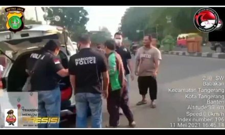 Jajaran Sat Resnarkoba Polres Metro Tangerang Kota Memberikan Takjil Gratis Ke Warga