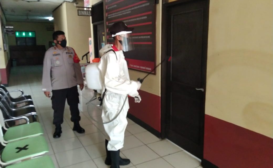 Antisipasi Pandemi Covid-19, Polsek Neglasari Rutin Lakukan Penyemprotan Cairan Disinfektan