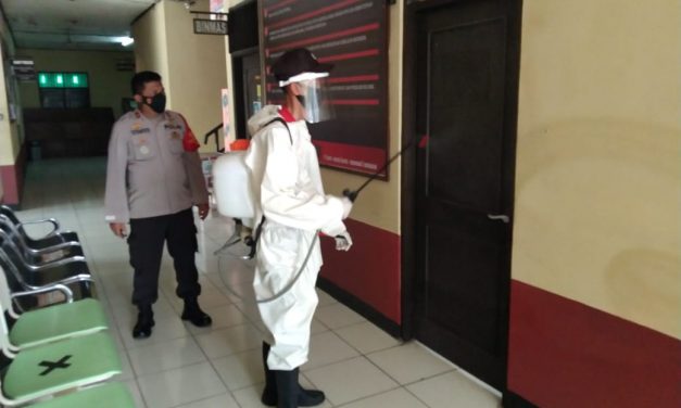 Antisipasi Pandemi Covid-19, Polsek Neglasari Rutin Lakukan Penyemprotan Cairan Disinfektan