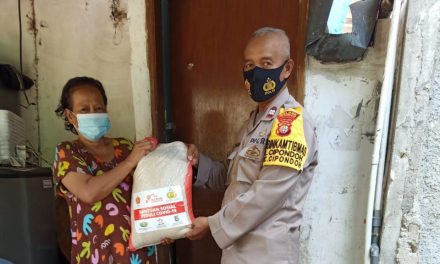 Ramadhan Barokah, Polsek Cipondoh Distribusikan Bantuan Sembako Berupa Beras Kepada Warga Tidak Mampu