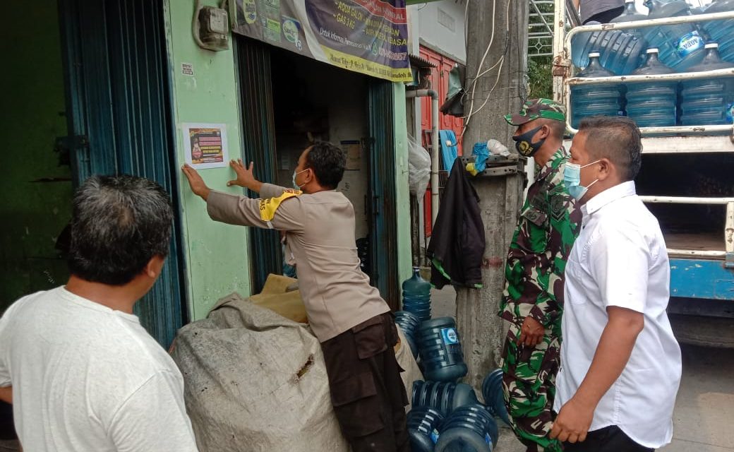 Polsek Cipondoh Door To Door Cek Rumah Warga Yang Mudik dan Menempel Stiker Permintaan Tes Swab Antigen Bila Pulang Mudik