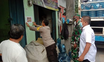 Polsek Cipondoh Door To Door Cek Rumah Warga Yang Mudik dan Menempel Stiker Permintaan Tes Swab Antigen Bila Pulang Mudik