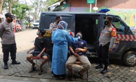 Polsek Cipondoh Jemput Bola Lakukan Swab Antigen Mobile Gratis Kepada Warga Cipondoh Yang Sudah Pulang Mudik