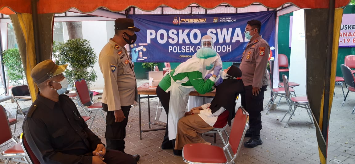 Pelaksanaan Swab Antigen di Posko Swab Polsek Cipondoh Jl. KH Ahmad Dahlan Kel Petir