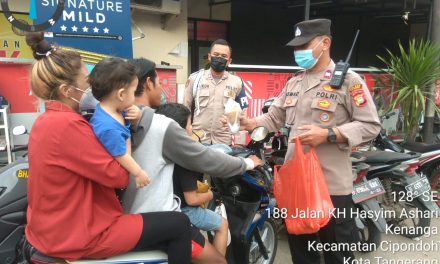 Pembagian Takjil Ramadhan 1422 H oleh Polsek Cipondoh dan Himbauan Prokes serta Pelarangan Mudik Lebaran 2021