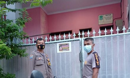 Bhabinkamtibmas Polsek Cipondoh Kel. Cipondoh Indah Tempelkan Stiker di Rumah Warga Yang Mudik Lebaran