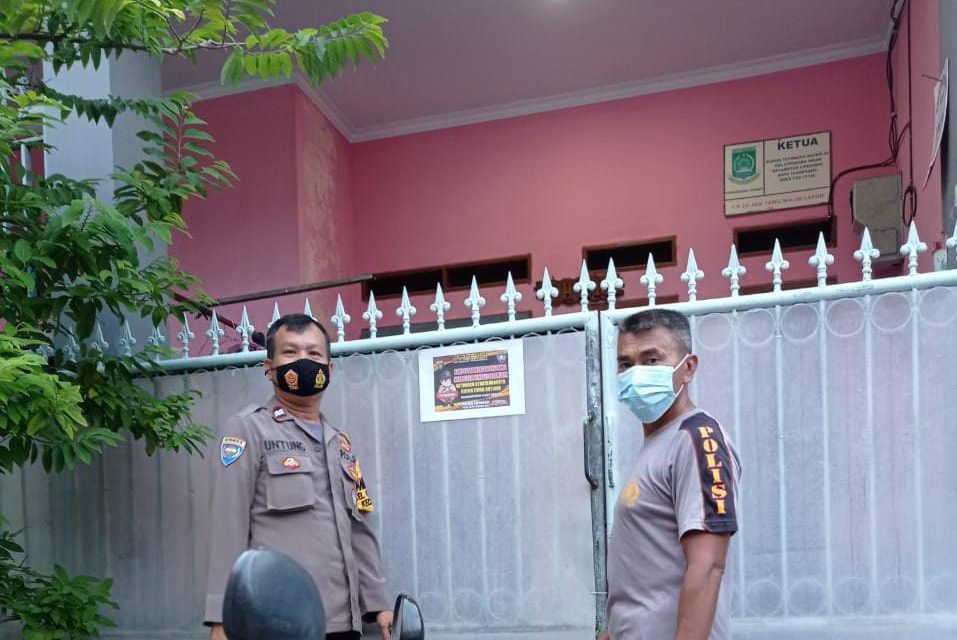 Bhabinkamtibmas Polsek Cipondoh Kel. Cipondoh Indah Tempelkan Stiker di Rumah Warga Yang Mudik Lebaran