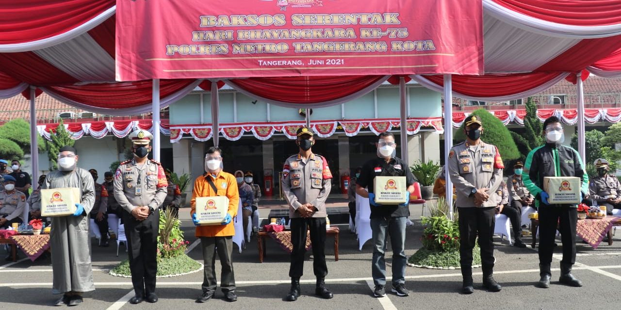 Jajaran Polres Metro Tangerang Kota Mendistribusi Ratusan Paket Sembako Secara Langsung Kepada Warga Kota Tangerang