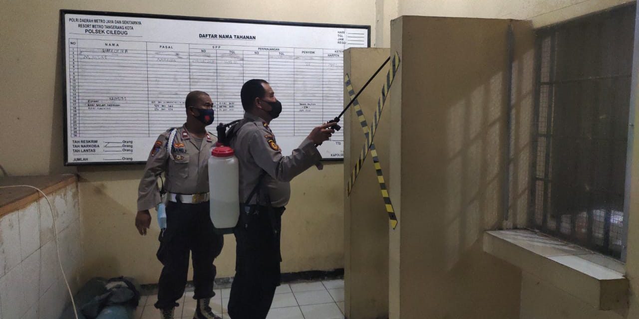 KANIT SAMAPTA POLSEK CILEDUG IPDA EKO KURNIA SH MELAKUKAN PENYEMPROTAN DISINFEKTAN