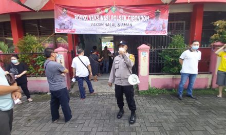 Vaksinasi Covid 19 Oleh Tim Urkes Polres Metro Tangerang Kota di Wilkum Polsek Cipondoh