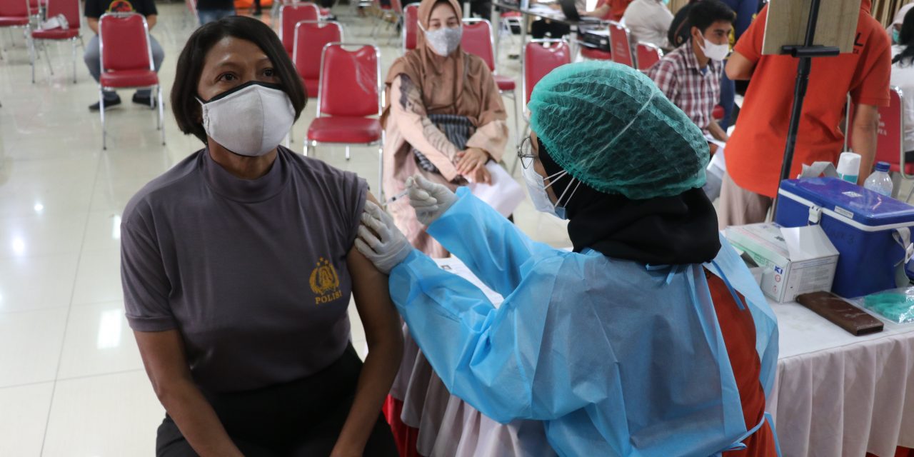 Guna mengantisipasi klaster keluarga Polri, Polres Metro Tangerang Kota menggelar Vaksinasi Covid-19 (Corona Virus Disease 2019) kepada ratusan Anggota Polisi berikut keluarganya.