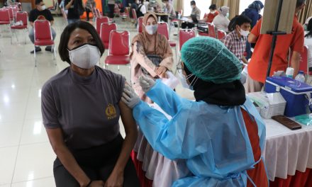 Guna mengantisipasi klaster keluarga Polri, Polres Metro Tangerang Kota menggelar Vaksinasi Covid-19 (Corona Virus Disease 2019) kepada ratusan Anggota Polisi berikut keluarganya.