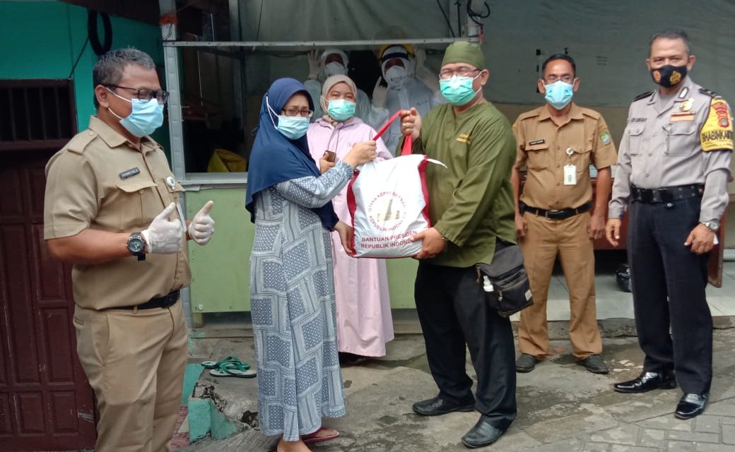 Penyaluran bantuan sembako kepada warga yang terpapar covid19 di wilayah Kreo selatan.