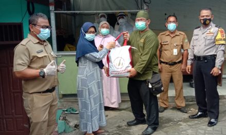 Penyaluran bantuan sembako kepada warga yang terpapar covid19 di wilayah Kreo selatan.