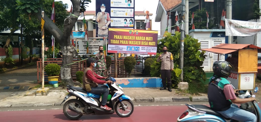 Pemasangan Spanduk ” PAKAI MASKER HARGA MATI , TIDAK PAKAI MASKER BISA MATI “