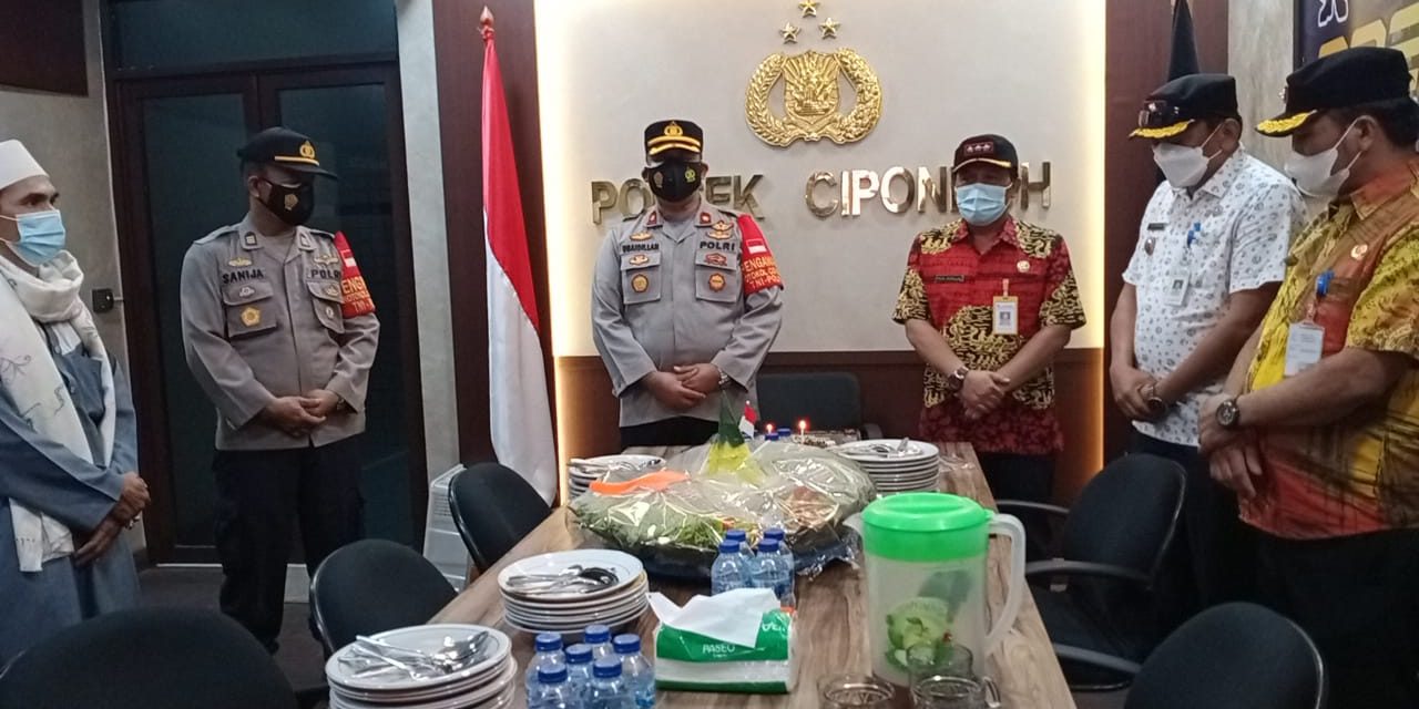 Bersama Tiga Pilar Polsek Cipondoh Peringati HUT Bhayangkara Ke 75 Dengan Potong Tumpeng dan Baksos