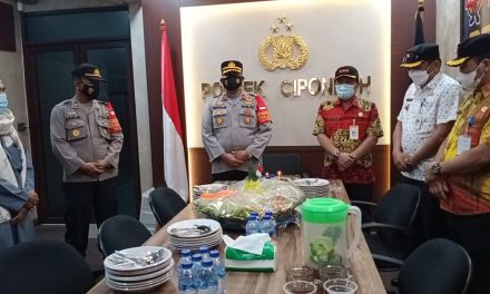 Bersama Tiga Pilar Polsek Cipondoh Peringati HUT Bhayangkara Ke 75 Dengan Potong Tumpeng dan Baksos