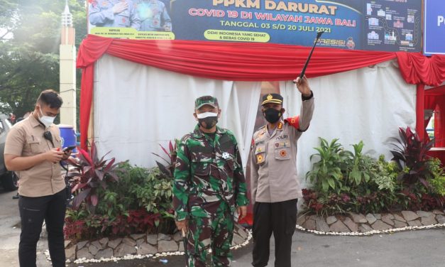 Kapolres Metro Tangerang Kota, Kombes Pol Deonijiu De Fatima, S.I.K., S.H beserta PJU melakukan pengecekan di Pos Penyekatan PPKM Darurat Kawasan Niaga Terpadu Batuceper Kota Tangerang.