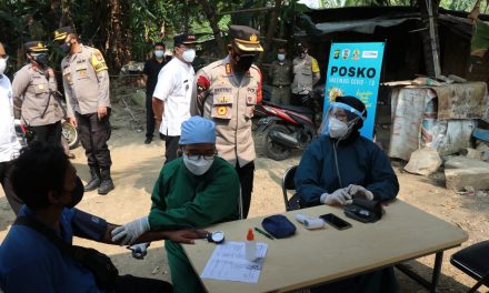 Kapolres Metro Tangerang Kota, Kombes Pol Deonijiu De Fatima,S.IK,S.H. didampingi Wakapolres Metro Tangerang Kota, AKBP Bambang Yudhantara Salamun,S.I.K. melakukan kegiatan Pengecekan Vaksinasi Massal oleh Tim Urkes Polres Metro Tangerang Kota di Kp. Telaga Sari Rt 01/02 Kelurahan Mekarsari Kecamatan Neglasari Kota Tangerang . 