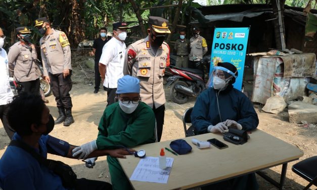 Kapolres Metro Tangerang Kota, Kombes Pol Deonijiu De Fatima,S.IK,S.H. didampingi Wakapolres Metro Tangerang Kota, AKBP Bambang Yudhantara Salamun,S.I.K. melakukan kegiatan Pengecekan Vaksinasi Massal oleh Tim Urkes Polres Metro Tangerang Kota di Kp. Telaga Sari Rt 01/02 Kelurahan Mekarsari Kecamatan Neglasari Kota Tangerang . 