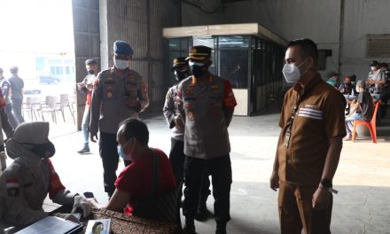 Kapolres Metro Tangerang Kota,Kombes Pol Deonijiu De Fatima,S.I.K.,S.H. mengadakan peninjauan Kegiatan Vaksinasi Massal di Gerai Presisi yang berada di PT.Tatung Jl.Daan Mogot