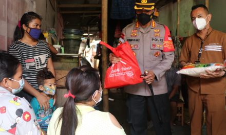 Jajaran Polres Metro Tangerang Kota Melaksanakan Kegiatan Gerai Vaksin Dan Pembagian Beras Guna Membantu Dan Mencegah Penyebaran Covid 19 Di Pasar Barokah Jalan Raden Patah Keluaran Sudimara Selatan Kecamatan Ciledug