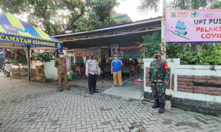 Bhabinkamtibmas Polsek Cipondoh Bersama Tiga Pilar Lakukan Pengamanan Vaksinasi di Kel. Gondrong Oleh Puskesmas Gondrong