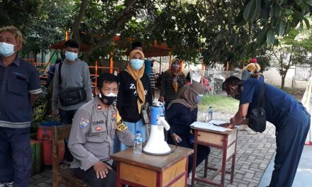 Anggota Polsek Cipondoh Bersama Tiga Pilar Lakukan Pengamanan Vaksinasi di Kel. Kenanga Oleh Puskesmas Cipondoh