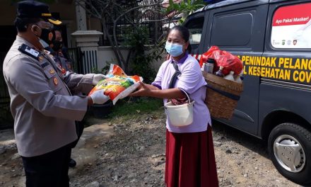 Empathy Building, Polsek Cipondoh Bagikan Sembako Bagi Warga Slum Area di Kel. Gondrong Cipondoh