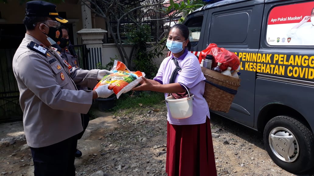 Empathy Building, Polsek Cipondoh Bagikan Sembako Bagi Warga Slum Area di Kel. Gondrong Cipondoh