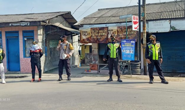 Polsek Jatiuwung Bersama Unsur Tiga Pilar Kelurahan Pasir Jaya Lakukan Penyemprotan Disinfektan dan Sampaikan Himbauan