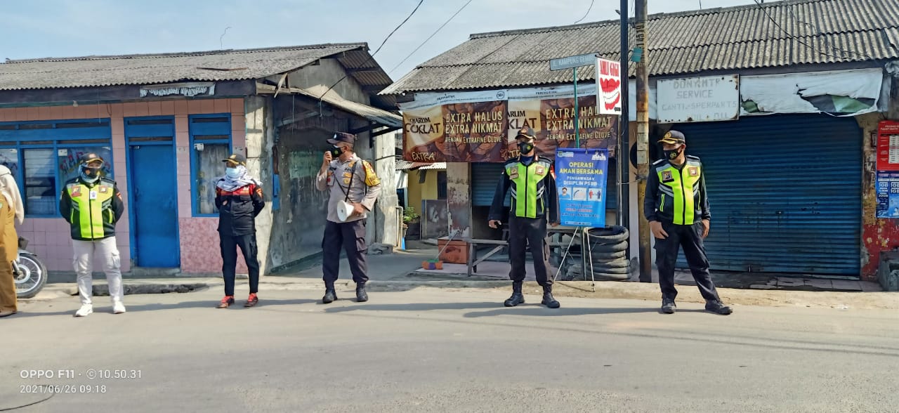 Polsek Jatiuwung Bersama Unsur Tiga Pilar Kelurahan Pasir Jaya Lakukan Penyemprotan Disinfektan dan Sampaikan Himbauan