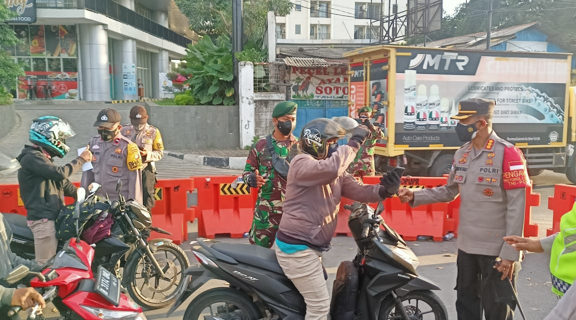 Pengecekan Pos Penyekatan PPKM Darurat Covid-19 di Kawasan Niaga Terpadu Batuceper.