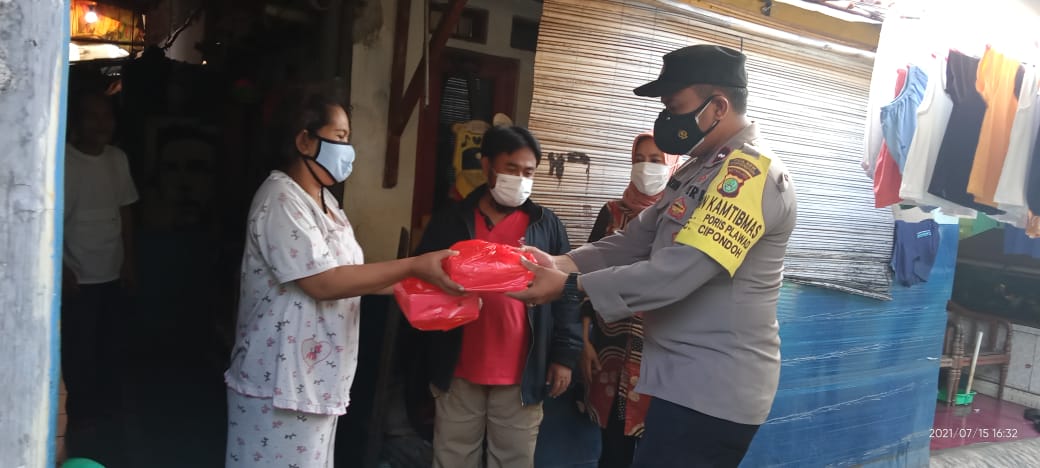 Polsek Cipondoh Bersama Tiga Pilar Distribusikan Logistik Makanan Matang dari Posko PPKM MIKRO Peduli Covid 19