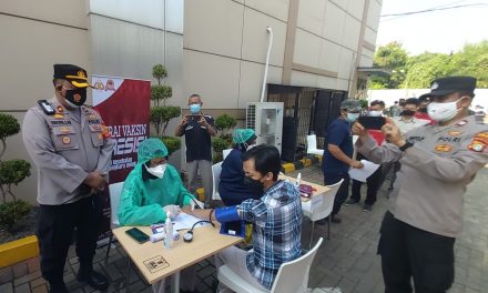 Kapolsek Cipondoh Pimpin Pengamanan Vaksinasi Covid-19 Tahap 1 DI KFC Cipondoh