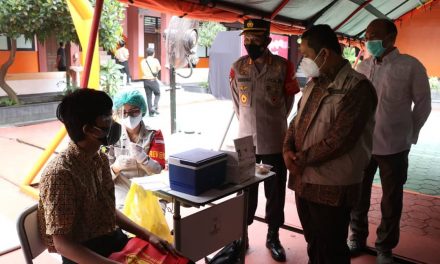 Serbuan Vaksinasi massal khusus pelajar yang disaksikan oleh Presiden RI. Joko Widodo  secara virtual di SMU 1 Jln.Daan Mogot Kota Tangerang.