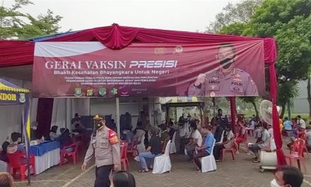 Polsek Cipondoh Lakukan Pengamanan Program Vaksinasi Massal COVID-19 di GOR Puri Matland Kel. Petir Cipondoh