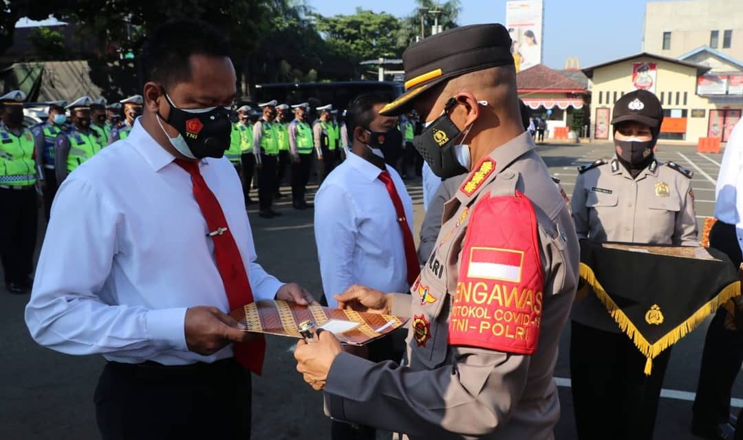 Kapolres Metro Tangerang Kota,Kombes Deonijiu De Fatima,S.I.K.,S.H. didampingi Wakapolres,AKBP Bambang Yudhantara Salamun,S.I.K. serta PJU Memimpin Apel Pemberian Penghargaan Anggota Yang Berprestasi