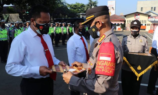 Kapolres Metro Tangerang Kota,Kombes Deonijiu De Fatima,S.I.K.,S.H. didampingi Wakapolres,AKBP Bambang Yudhantara Salamun,S.I.K. serta PJU Memimpin Apel Pemberian Penghargaan Anggota Yang Berprestasi