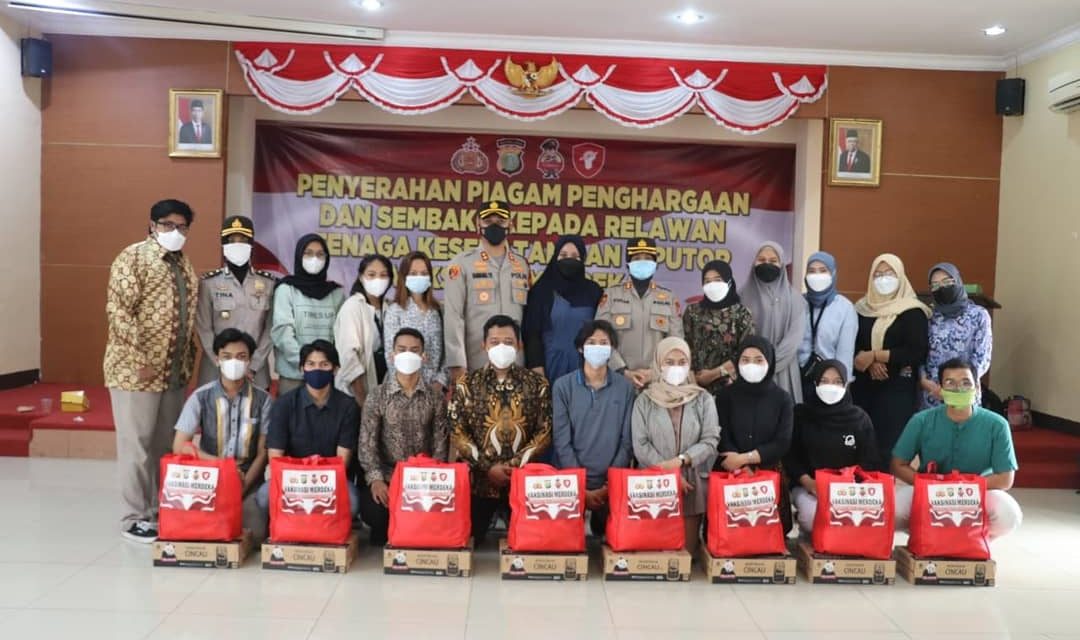 Kapolres Metro Tangerang Kota,Kombes Pol Deonijiu De Fatima,S.I.K.,S.H. didampingi Wakapolres,AKBP Bambang Yudhistira,S.I.K. serta PJU memberikan penghargaan kepada Tenaga Kesehatan & Relawan Covid 19 Polres Metro Tangerang Kota