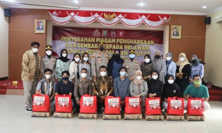 Kapolres Metro Tangerang Kota,Kombes Pol Deonijiu De Fatima,S.I.K.,S.H. didampingi Wakapolres,AKBP Bambang Yudhistira,S.I.K. serta PJU memberikan penghargaan kepada Tenaga Kesehatan & Relawan Covid 19 Polres Metro Tangerang Kota