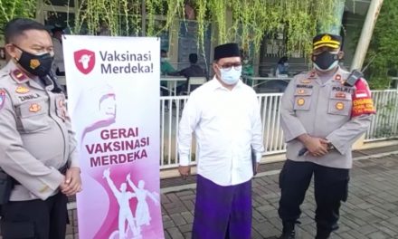 Kapolsek Cipondoh Lakukan Pengamanan Vaksinasi Massal COVID-19 Vaksin Merdeka di Gerai Presisi Ponpes Daarul Qur’an