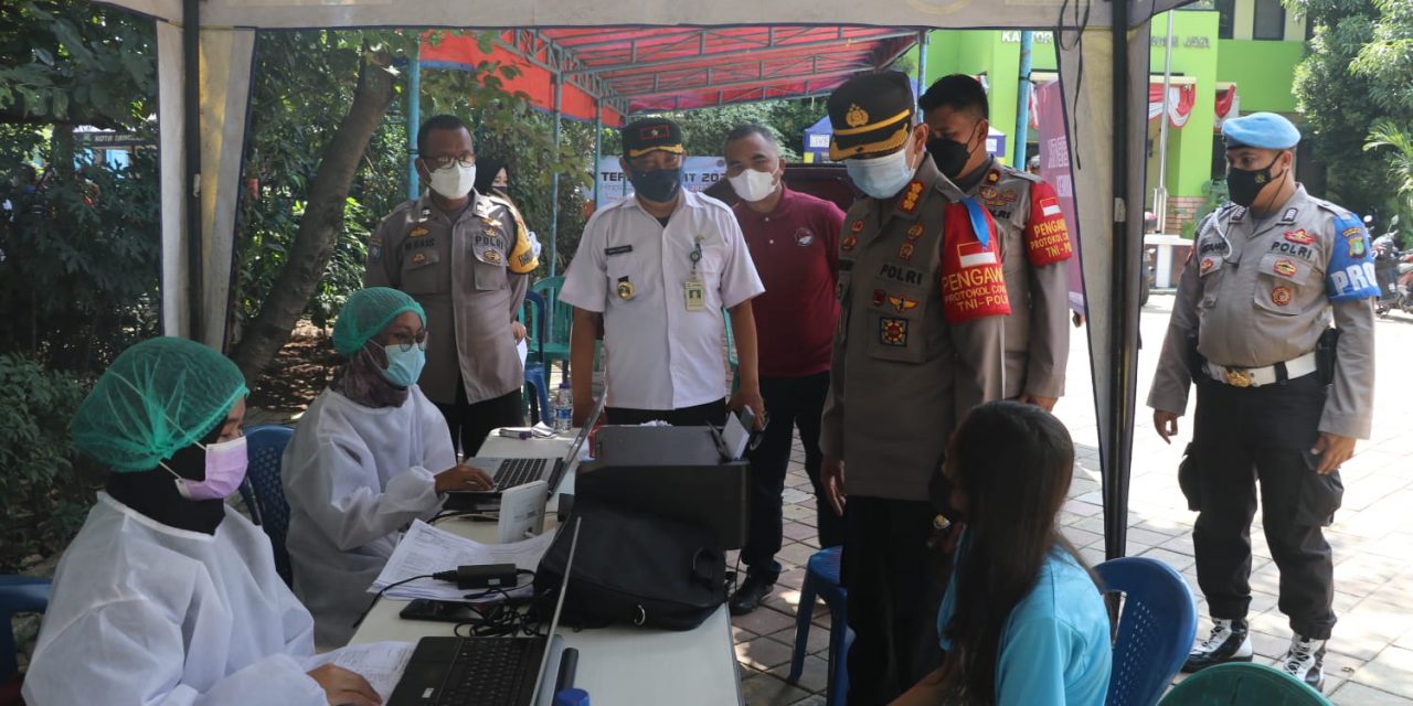 Kapolres Metro Tangerang Kota, Kombes Pol Deonijiu De Fatima, S.I.K., S.H. didampingi PJU Melaksanakan Peninjauan Gerai Vaksinasi Merdeka di Wilayah Polsek Jatiuwung Dan Polsek Karawaci Polres Metro Tangerang Kota