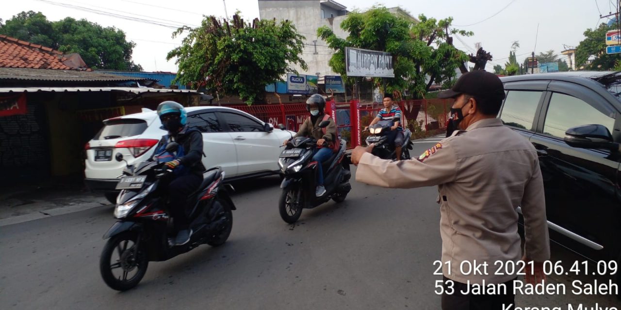 KapolPos Metr0 Permata melaksanakan Gatur lalin pagi hari.