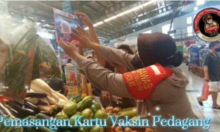 Pemasangan Kartu Vaksinasi Pedagang Pasar Modern Town-Tangerang