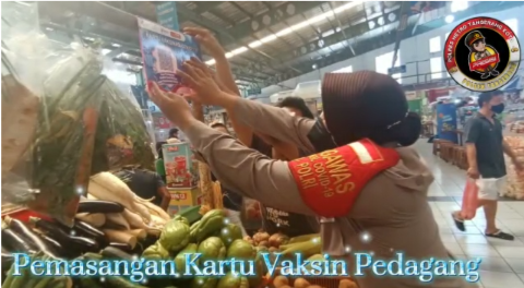 Pemasangan Kartu Vaksinasi Pedagang Pasar Modern Town-Tangerang