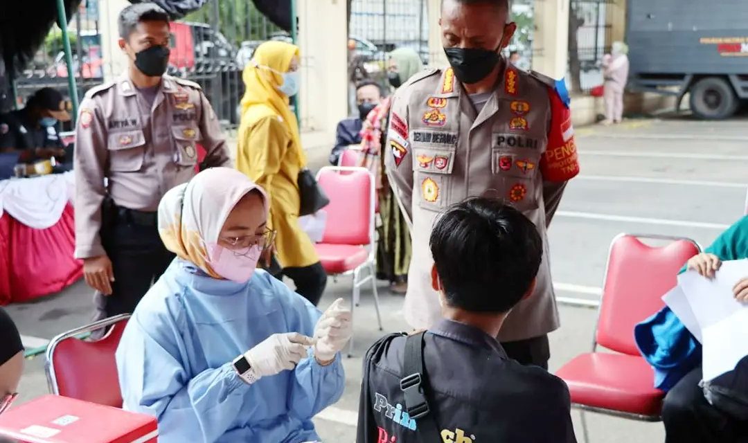 Kapolres Metro Tangerang Kota, Kombes Pol Deonijiu De Fatima, S.I.K., S.H. Melakukan Pengecekan Kegiatan Vaksinasi Merdeka di Lapangan Apel Polres Metro Tangerang Kota