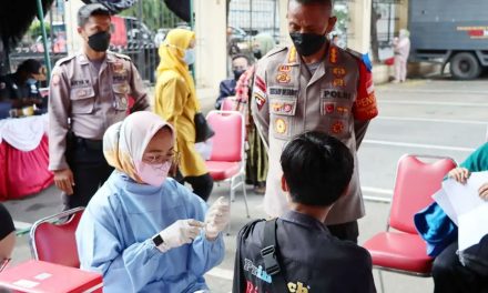 Kapolres Metro Tangerang Kota, Kombes Pol Deonijiu De Fatima, S.I.K., S.H. Melakukan Pengecekan Kegiatan Vaksinasi Merdeka di Lapangan Apel Polres Metro Tangerang Kota