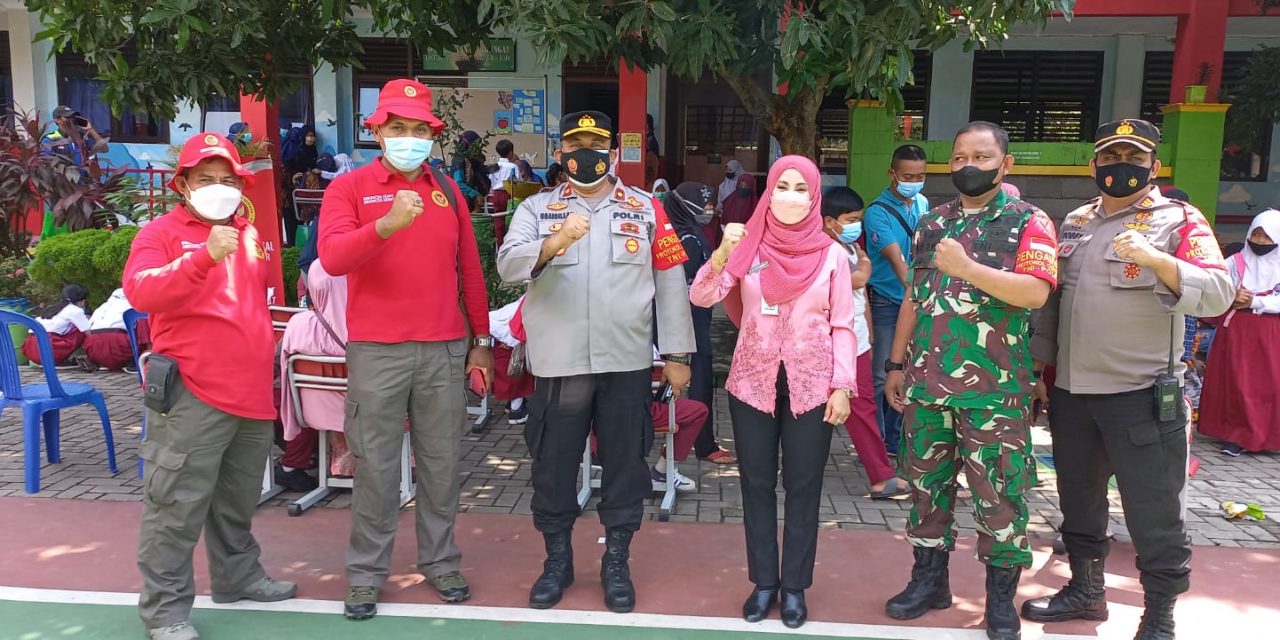 Polsek Cipondoh Polres Metro Tangerang Kota Gelar Vaksinasi Massal Anak Usia 6 s.d 11 Tahun di SDN Gondrong 03